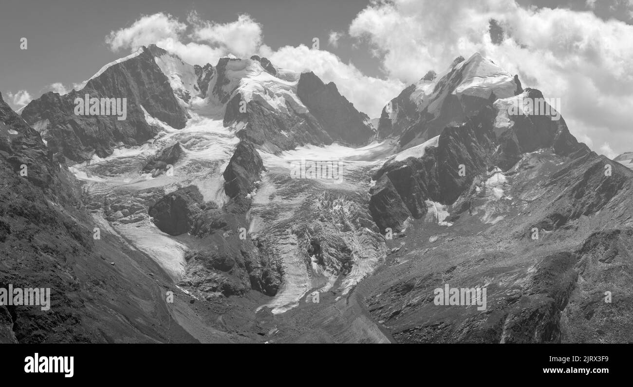 Il panorama delle vette di Piz Bernina e Piz Roseg. Foto Stock