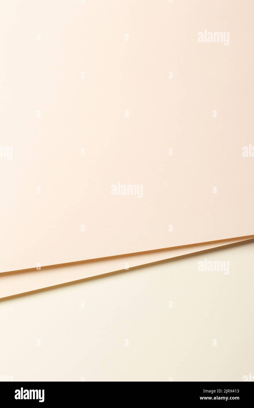 Sfondo della trama della carta colorata astratta. Composizione verticale minima con forme geometriche e linee in tonalità neutre di colore marrone beige Foto Stock