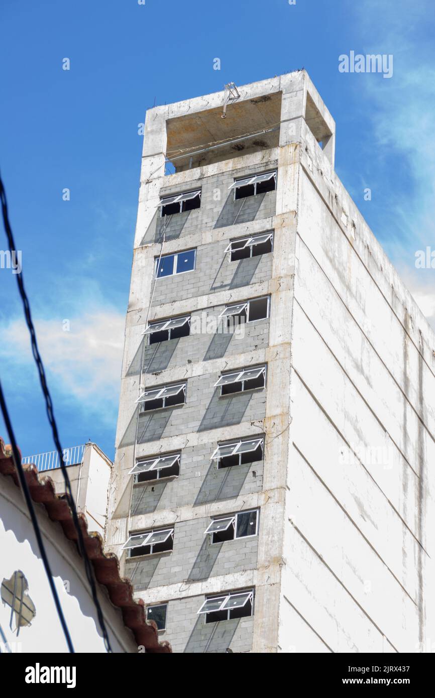 Edificio in costruzione a Copacabana con sfondo cielo blu. Foto Stock