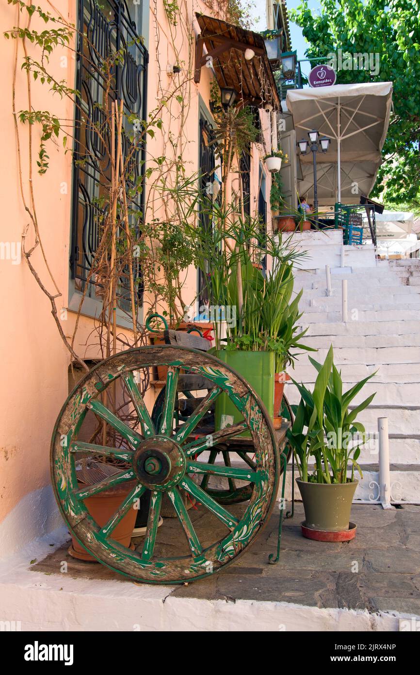 Vecchia ruota carrozza e vasi da fiori nella zona di Plaka di Atene, Grecia Foto Stock