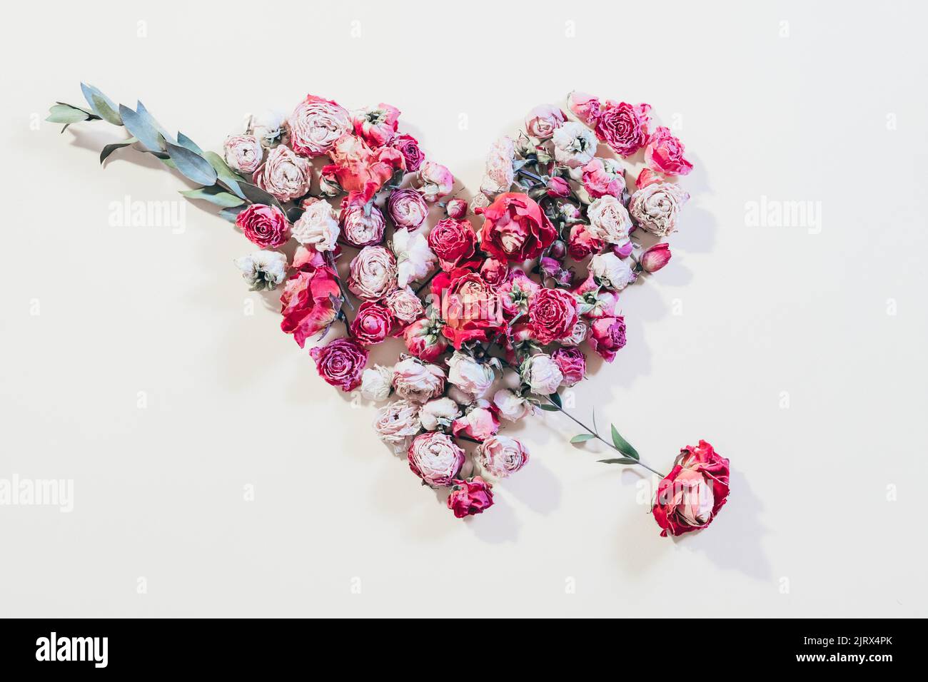 concettuale amore cuore valentine composizione floreale Foto Stock