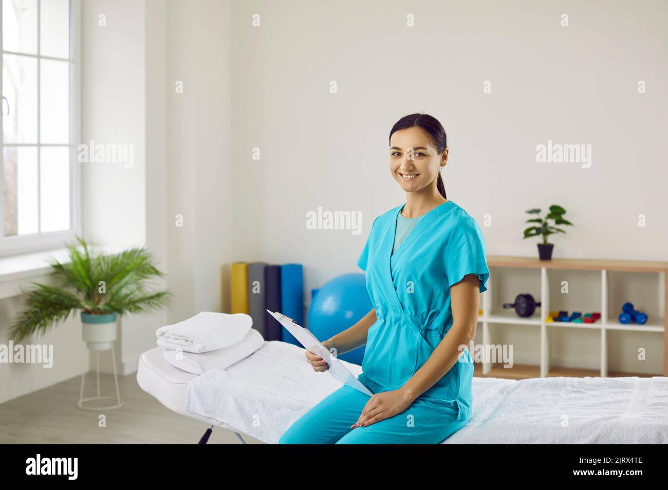 Sorridente medico femminile in uniforme in ospedale armadio Foto Stock