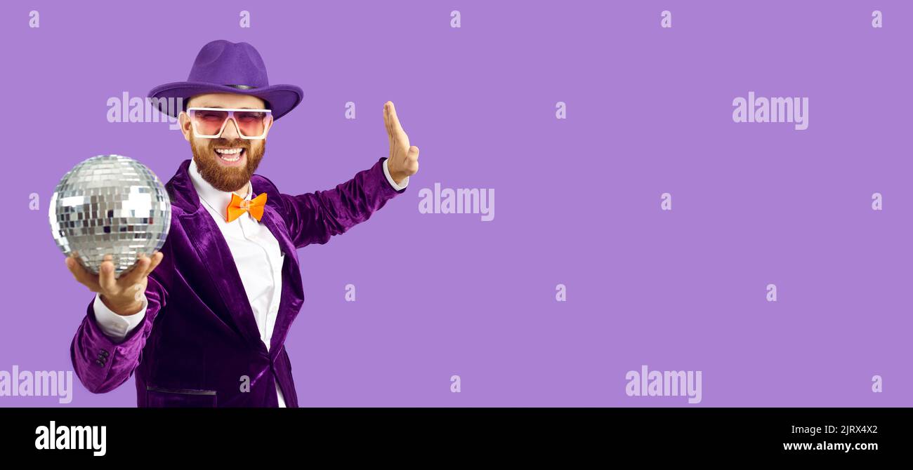 Banner girato di uomo esecutore con disco palla Foto Stock