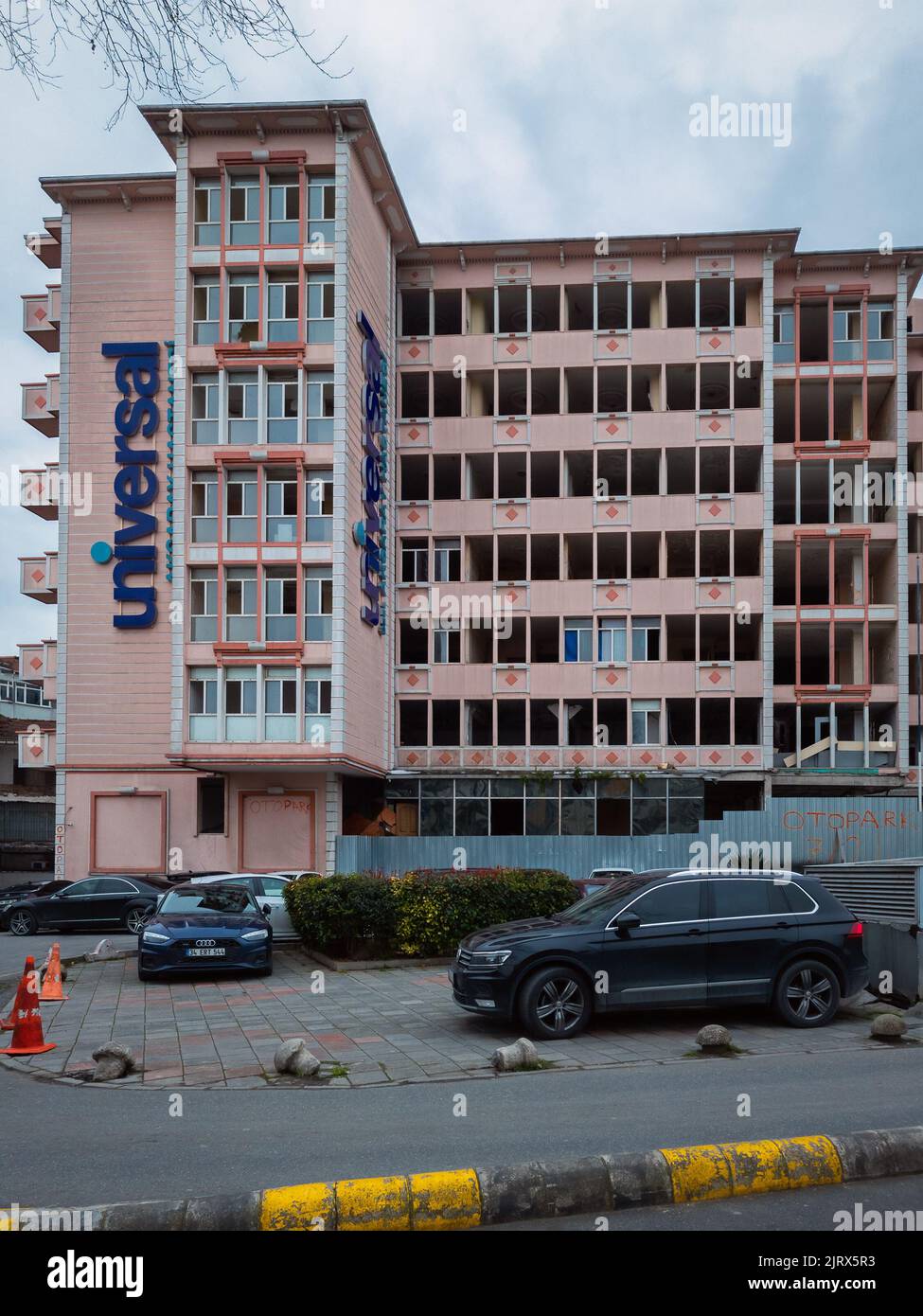 Istanbul, Turchia - Mar 16, 2022: Vista ritratto di Universal Aksaray Hospital Building esterno a Fatih City con auto Parcheggio sul marciapiede, che Foto Stock