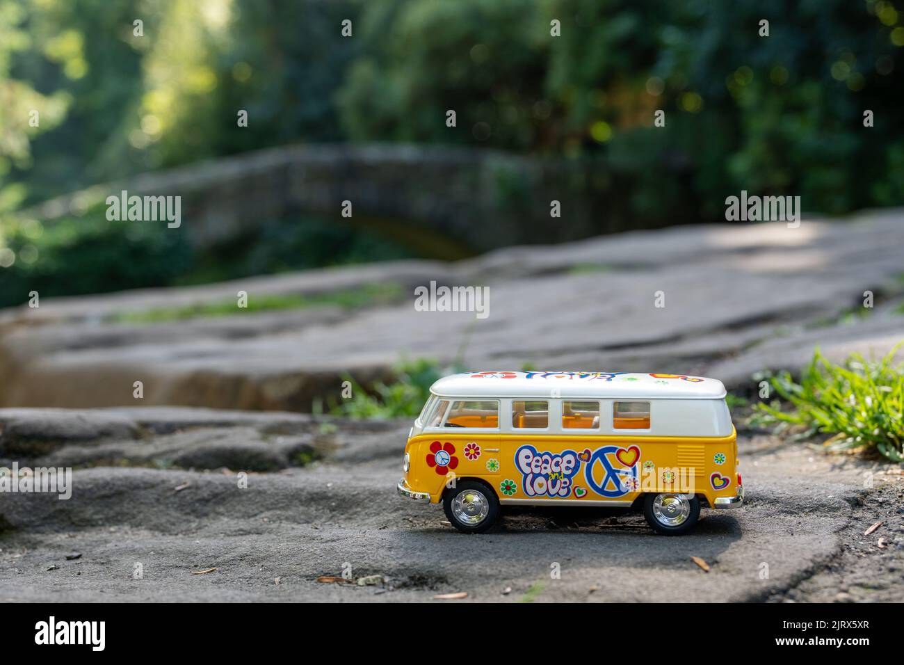 Pulmino VW giallo, in una scena naturale, su una roccia. Foto Stock