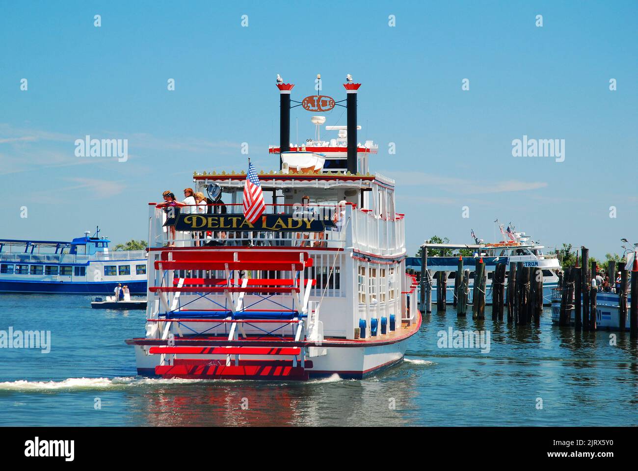 La Delta Lady, una replica dei piroscafi a vapore e delle barche a remi che solcano le acque del fiume Mississippi, trasporta i passeggeri in un tour ricreativo Foto Stock