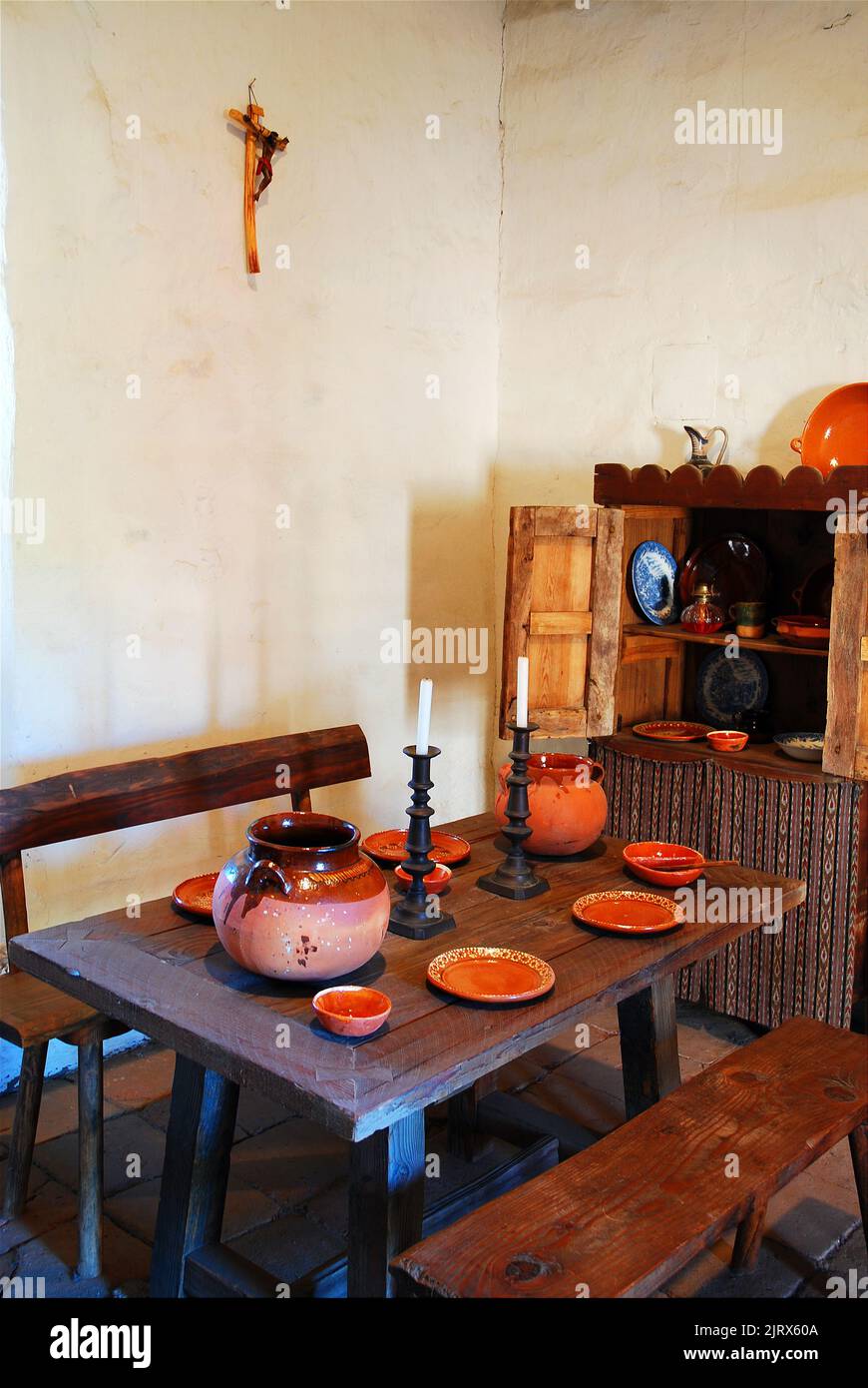 Un ambiente ricreato in un soggiorno mostra la semplice vita condotta dai residenti della missione di San Juan Capistrano in California Foto Stock