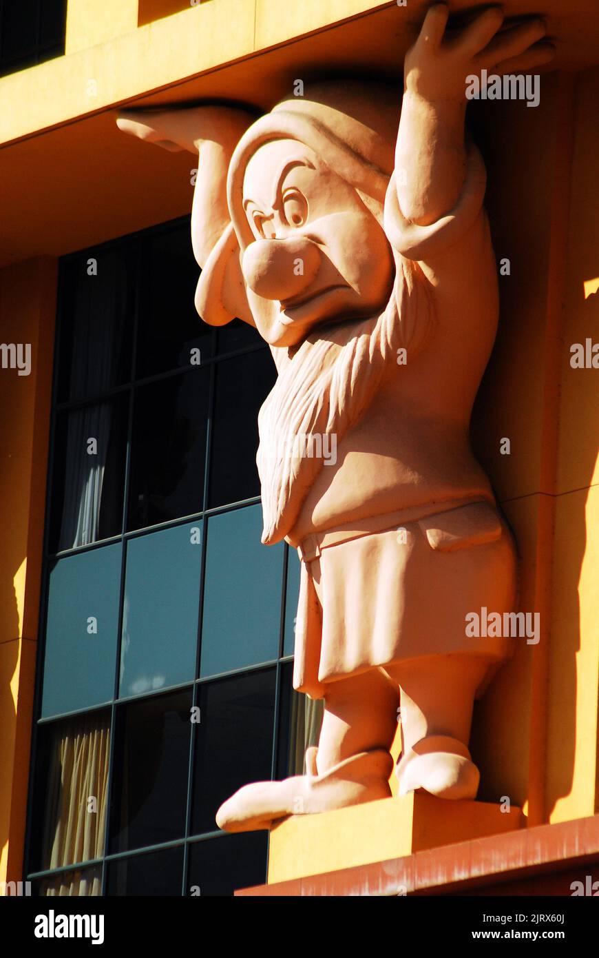 Grumpy, uno dei sette Nani di Snow White, è un pilastro ornamentale, che sorregge la capitale del Disney Team Building a Burbank, California Foto Stock