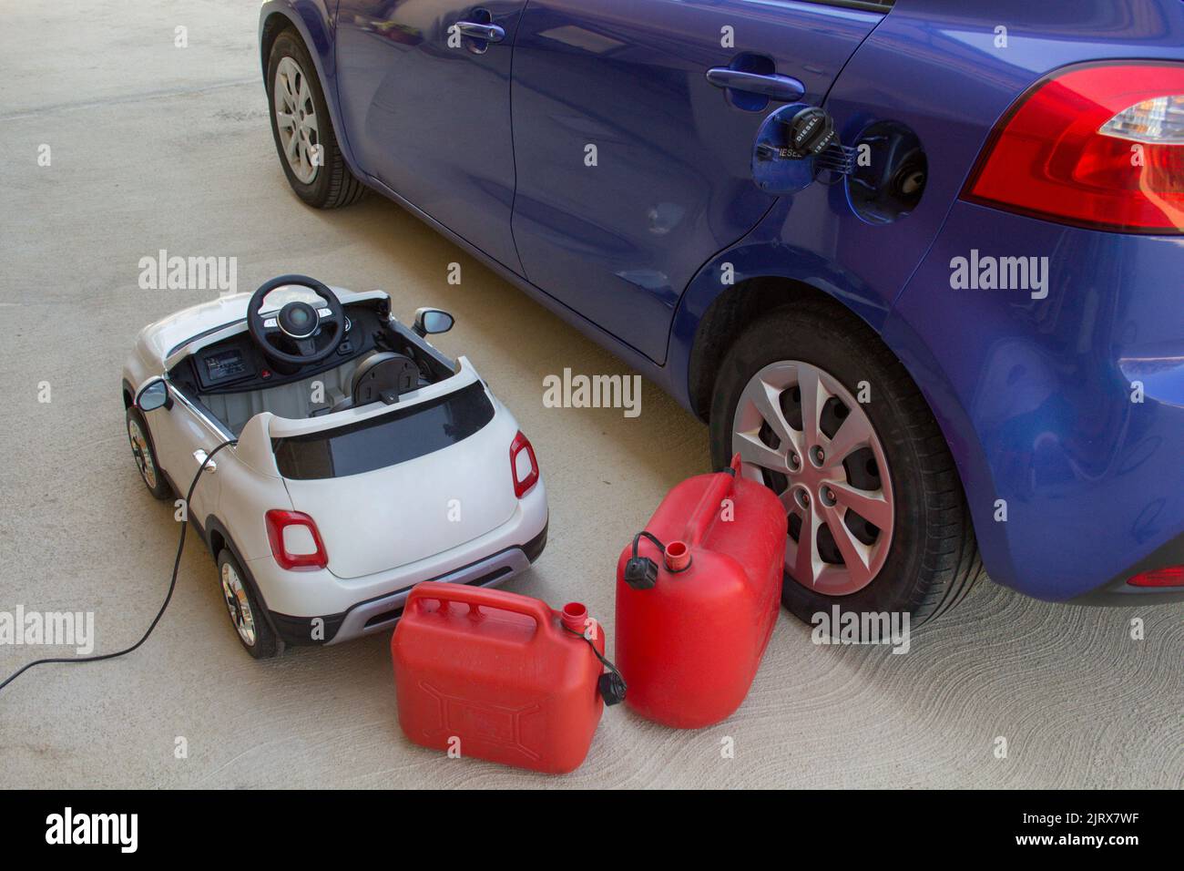 muratore che con chiodi e martello fissa pannelli di legno alla parete. Lavori di ristrutturazione e fai da te. Un uomo che tiene le unghie con la bocca Foto Stock