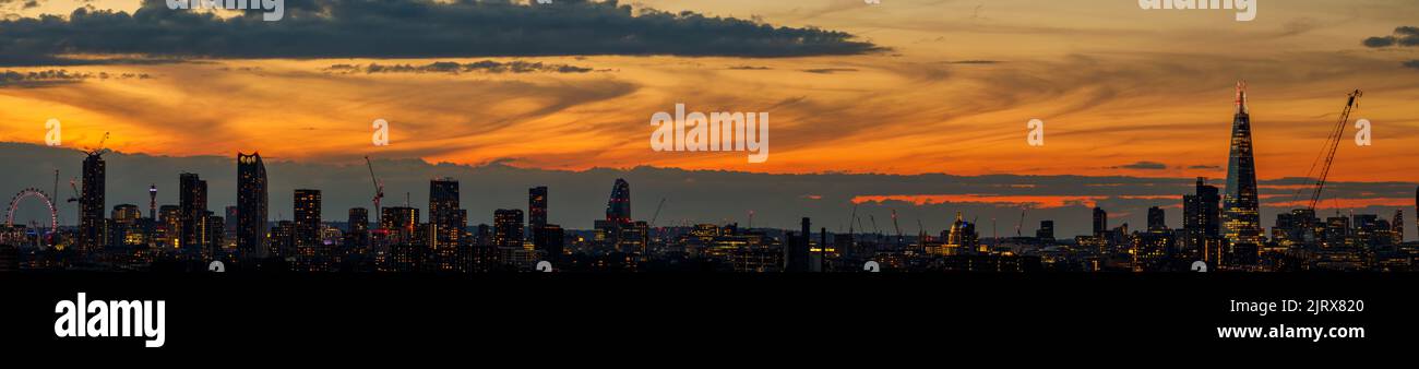 Spettacolare vista panoramica dell'area dell'Elefante e del Castello, dello Shard, di San Paolo e della Torre BT sullo sfondo, al tramonto, visto dal Sud-Est Foto Stock