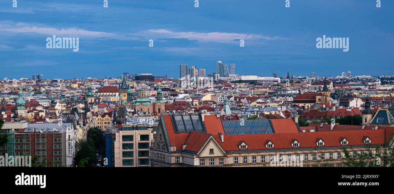 Vista panoramica della città vecchia e del quartiere degli affari, più lontano dalla città di Praga, la Repubblica Ceca Foto Stock