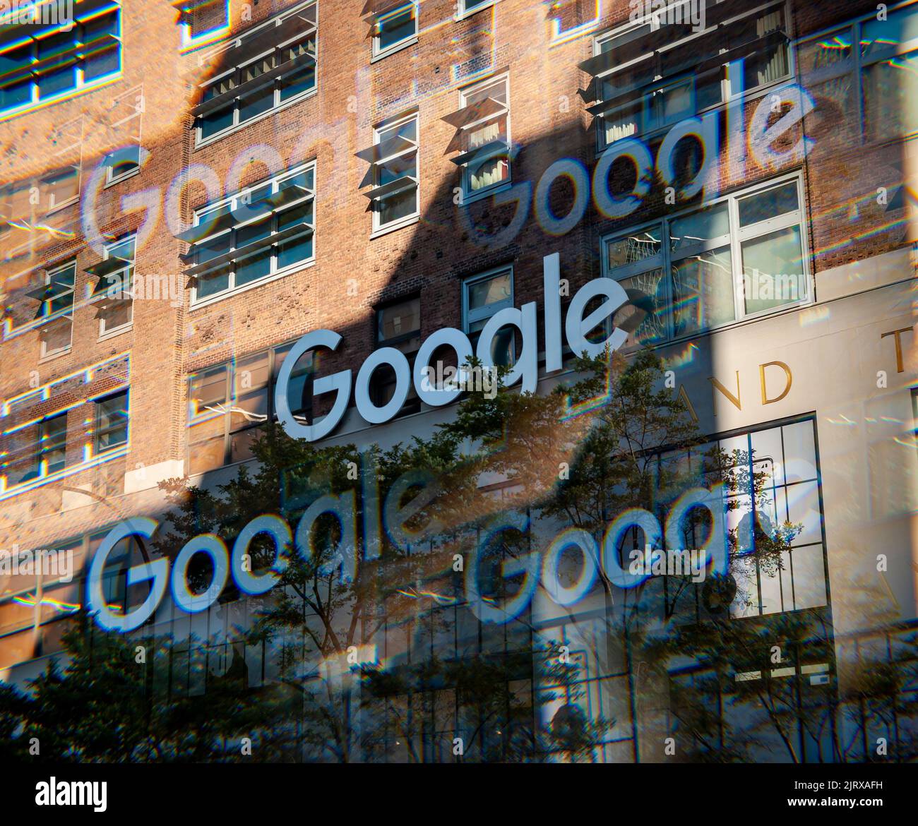 Il logo Google sul loro edificio a 111 Ottava Avenue a New York Domenica, 14 agosto 2022. (© Richard B. Levine) Foto con filtro a prisma. Foto Stock