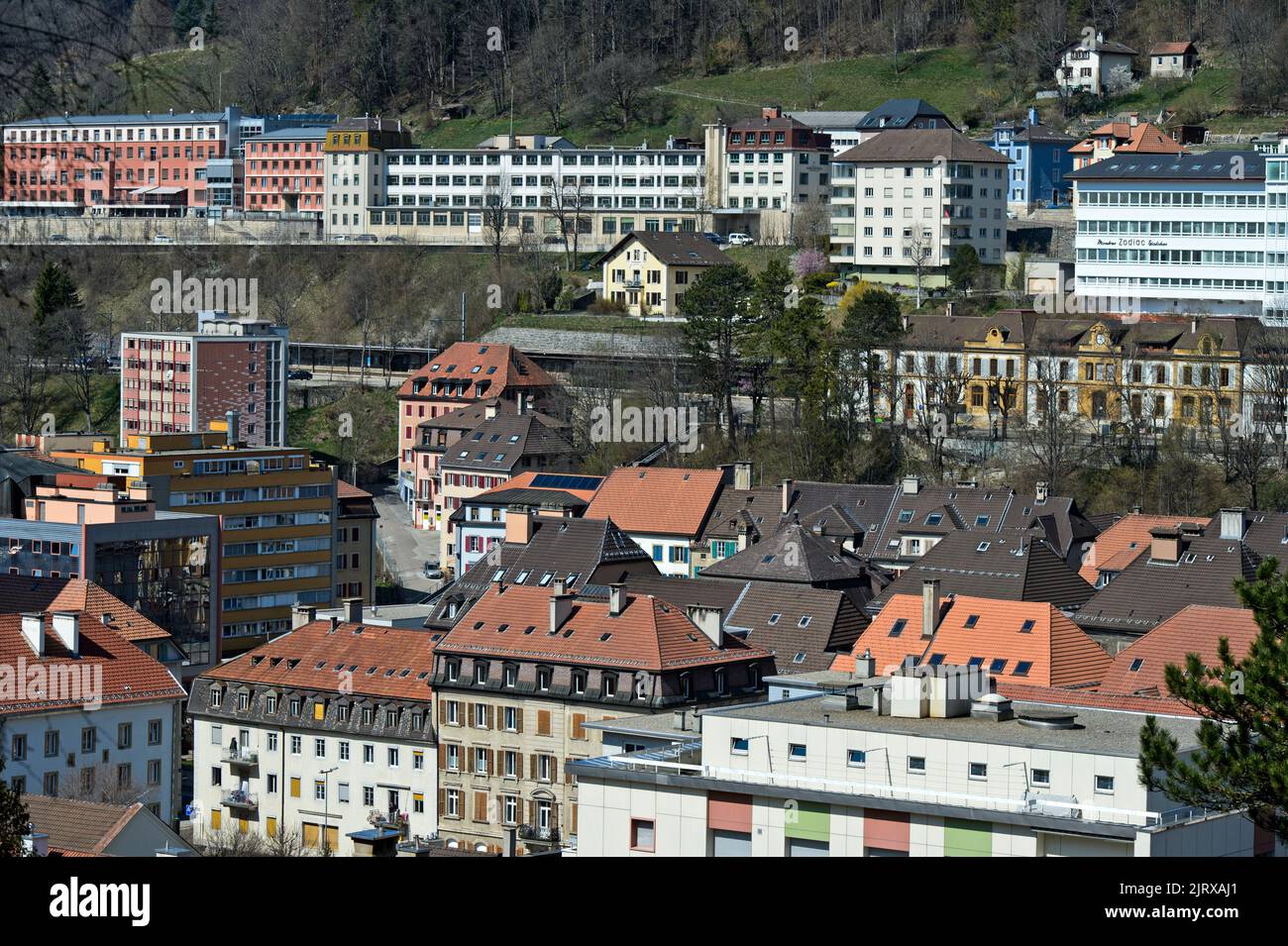 Case residenziali e impianti di produzione dell'industria orologiera, paesaggio urbano della città orologiera di le Locle, Svizzera Foto Stock