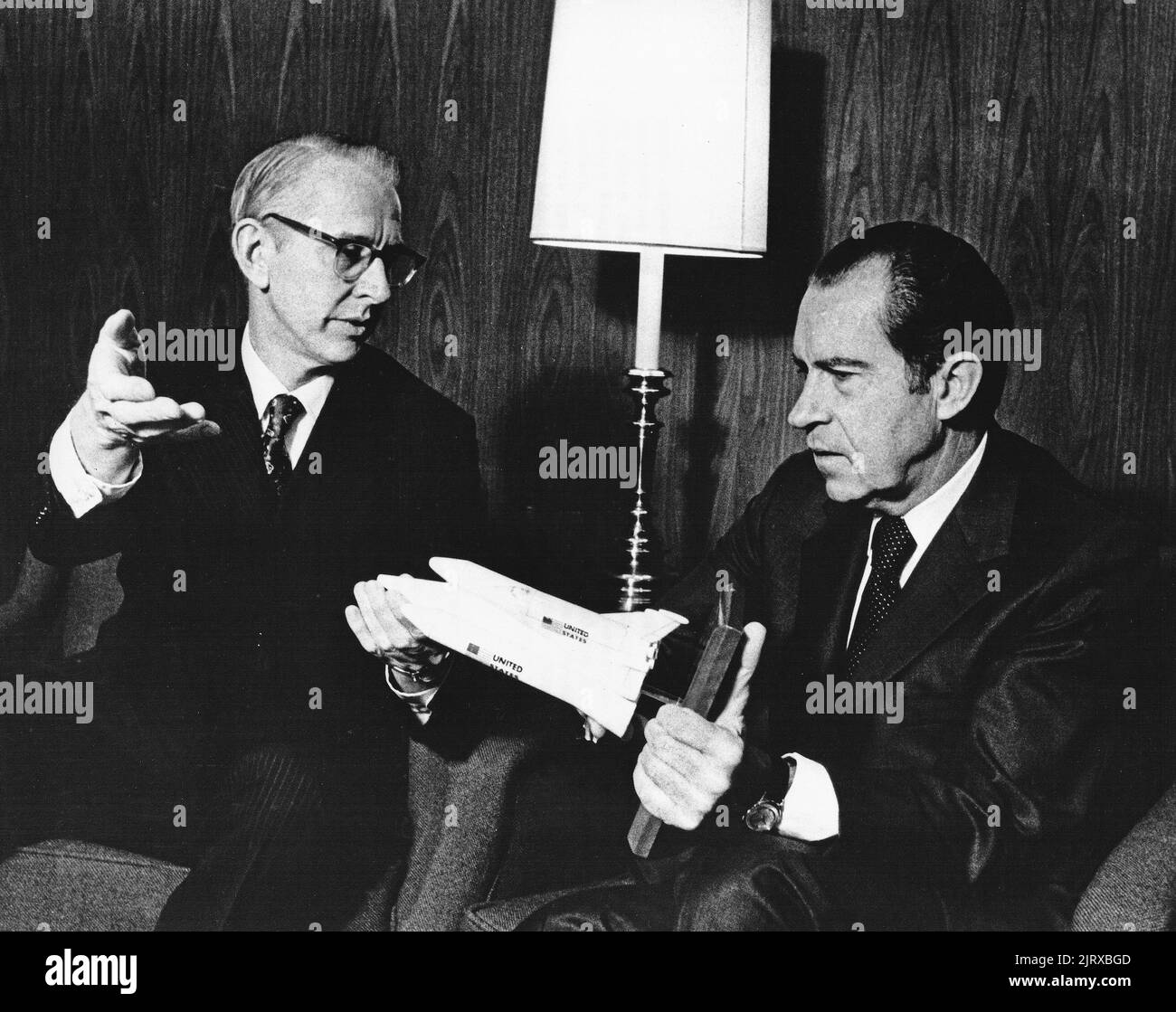 Il Presidente degli Stati Uniti Richard M. Nixon, a destra, e il Dott. James C. Fletcher, Amministratore della National Aeronautics and Space Administration discutono il veicolo navetta spaziale proposto a San Clemente, California, 5 gennaio 1972. Il Presidente ha annunciato che in quel giorno gli Stati Uniti dovrebbero procedere immediatamente allo sviluppo di un sistema di trasporto spaziale del tutto nuovo, progettato per contribuire a trasformare la frontiera spaziale del 1970s in un territorio familiare, facilmente accessibile per gli sforzi umani negli anni '1980s e '90s.Credit: NASA tramite CNP /MediaPunch Foto Stock