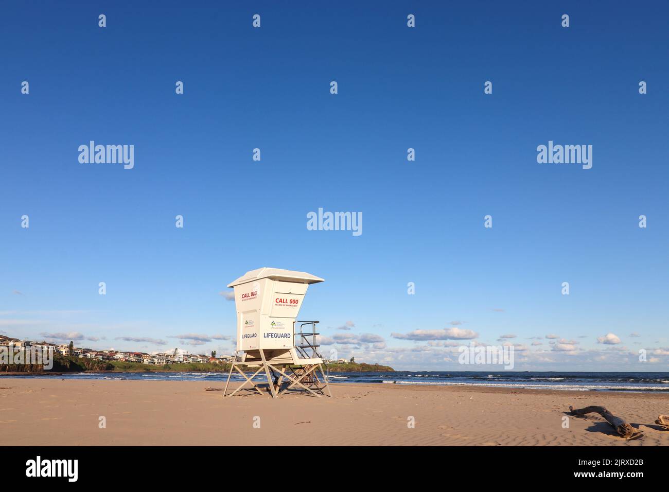 Una torre di bagnino sulla spiaggia di Gerringong in una giornata di sole, Australia Foto Stock