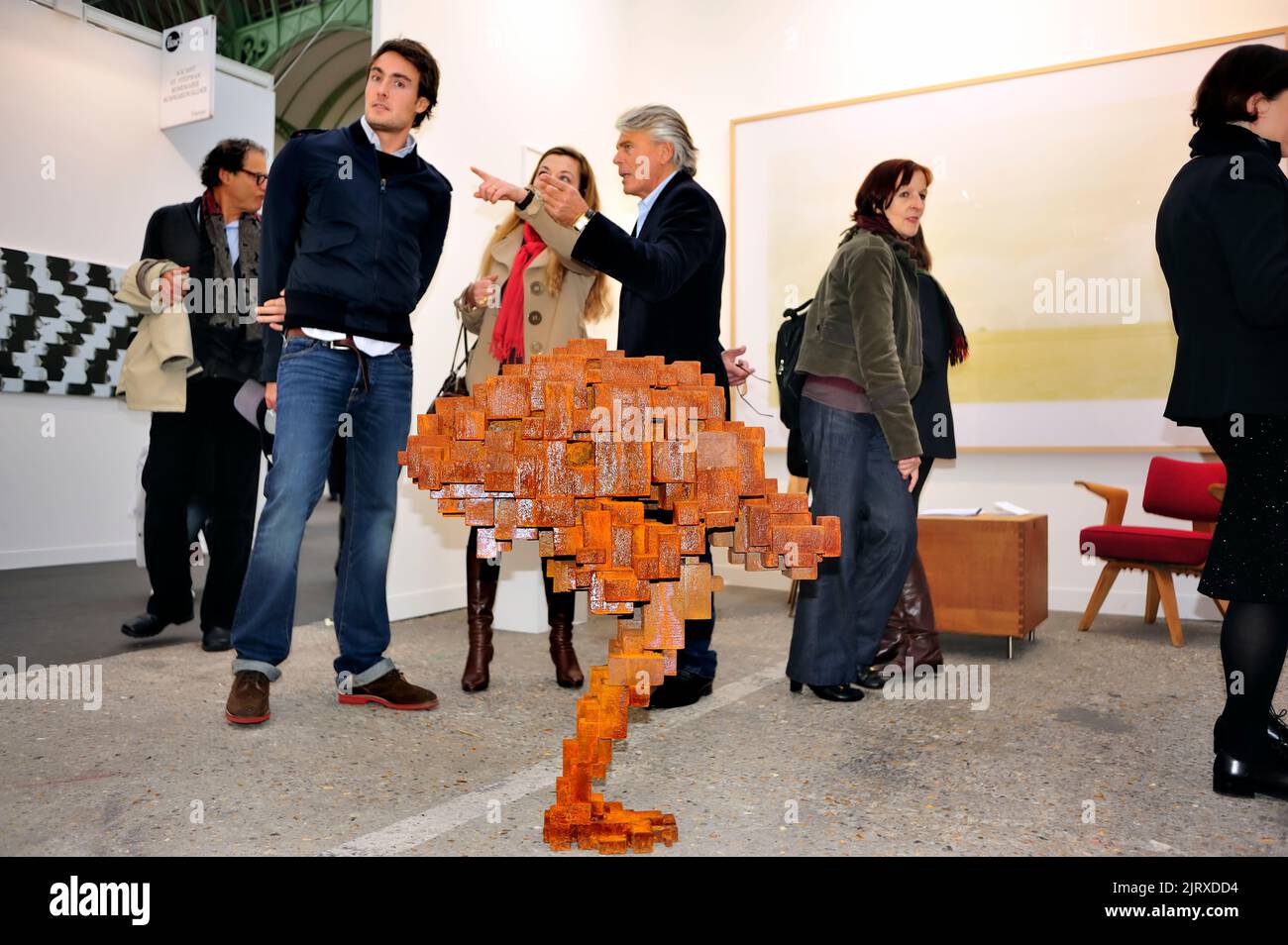 Parigi, Francia, persone che visitano l'annuale Fiera di Arte Contemporanea, FIAC, nel Grand Palais. Scultura moderna, ghisa, di Anthony Gormley, Clutch II Foto Stock