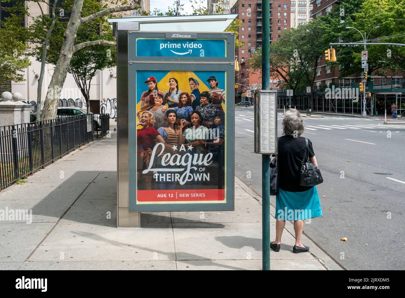 Una donna attende ad un ricovero di autobus che fa pubblicità alla serie Amazon prime Video, ÒA League del loro OwnÓ a Chelsea a New York Domenica, 14 agosto 2022. (© Richard B. Levine) Foto Stock