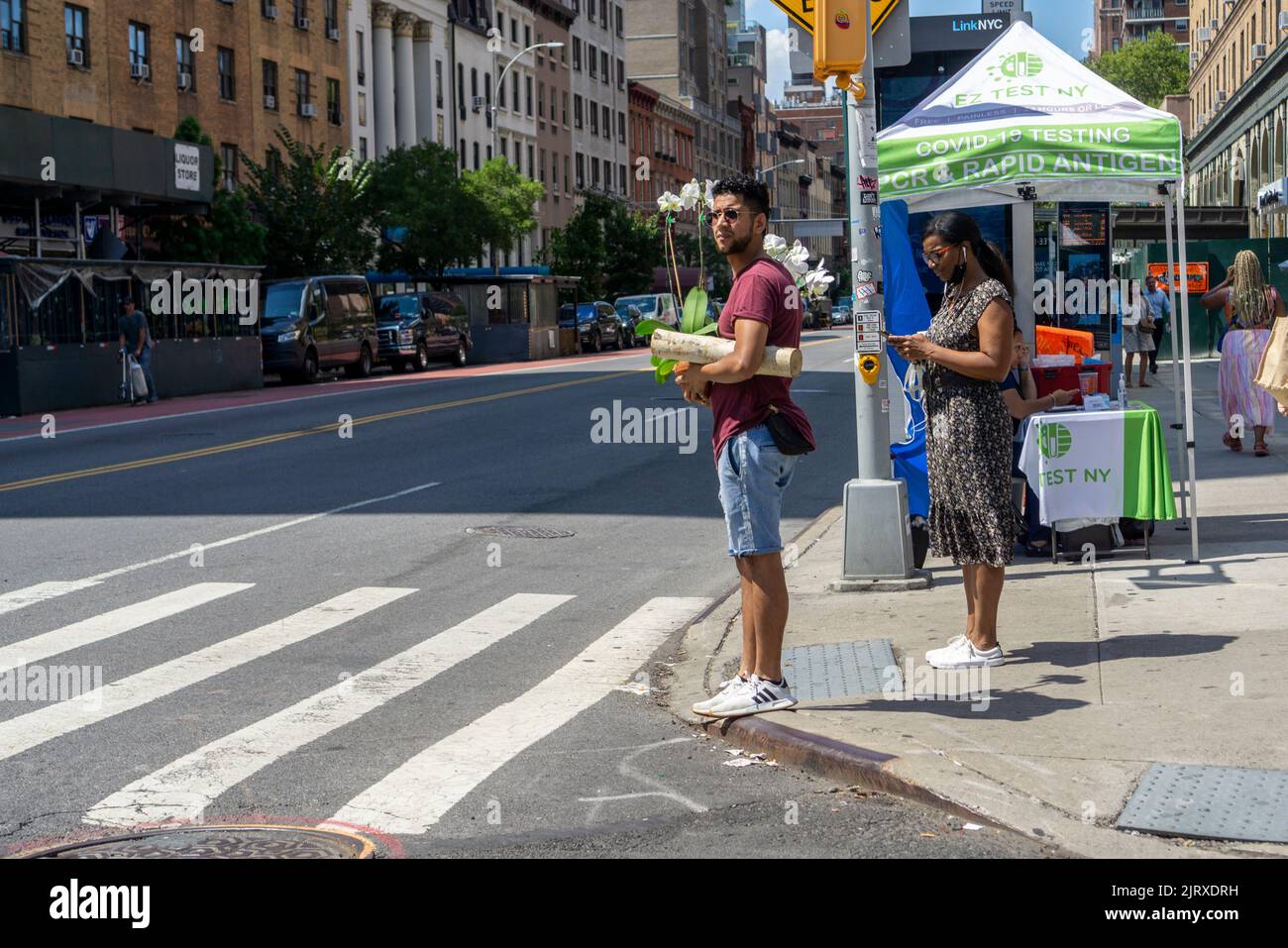 Schlepping fiori a Chelsea a New York il Mercoledì, 24 agosto 2022. (© Richard B. Levine) Foto Stock