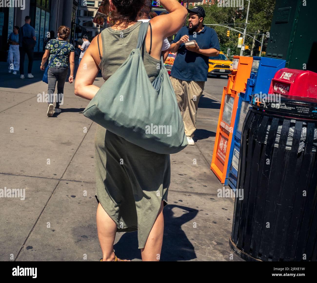 Donna con borsa tote nel quartiere Flatiron di New York Venerdì, 12 agosto 2022. (© Richard B. Levine) Foto Stock