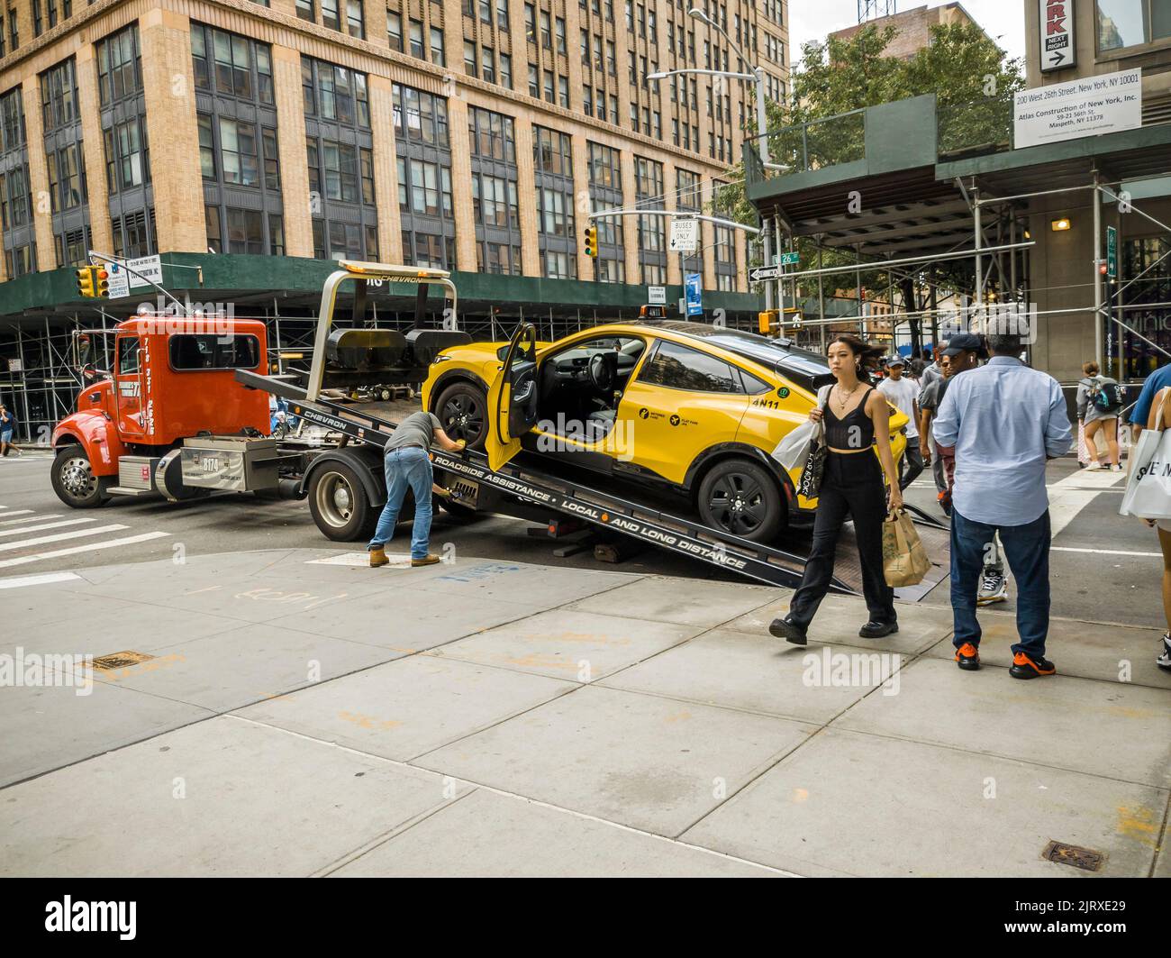 Un carro attrezzi si prepara a rimuovere un taxi Ford Mustang Mach-e EV disabilitato a Chelsea a New York domenica 21 agosto 2022. Nel mese di luglio Ford ha consegnato 4.970 EV Mustangs di vendita al di fuori del Mustang alimentato a benzina. (© Richard B. Levine) Foto Stock
