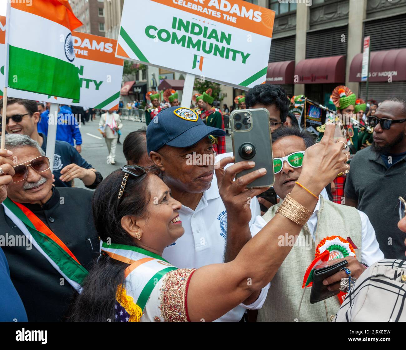 Eric Adams, sindaco di New York, festeggia la sfilata dell'Indian Independence Day su Madison Avenue domenica 21 agosto 2022. La parata ritorna dopo un periodo di due anni di pandemia in cui si celebra l'anniversario della separazione dell'India dal dominio britannico il 15 agosto 1947. (© Richard B. Levine) Foto Stock