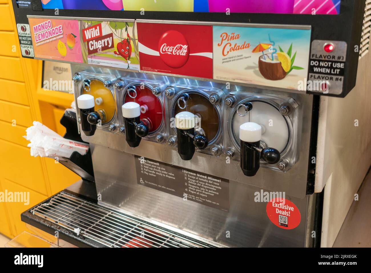 Una macchina Slurpee in un negozio 7-Eleven a New York Giovedi, 18 agosto 2022. 7-Eleven ha annunciato che il 27 agosto sarà il “bring your own Cup Day” di quest’anno, dove gli amanti di Slurpee si faranno creativi e per il $1,99 potranno caricare un contenitore di Slurpee, purché si inserisca sotto i rubinetti. (© Richard B. Levine) Foto Stock