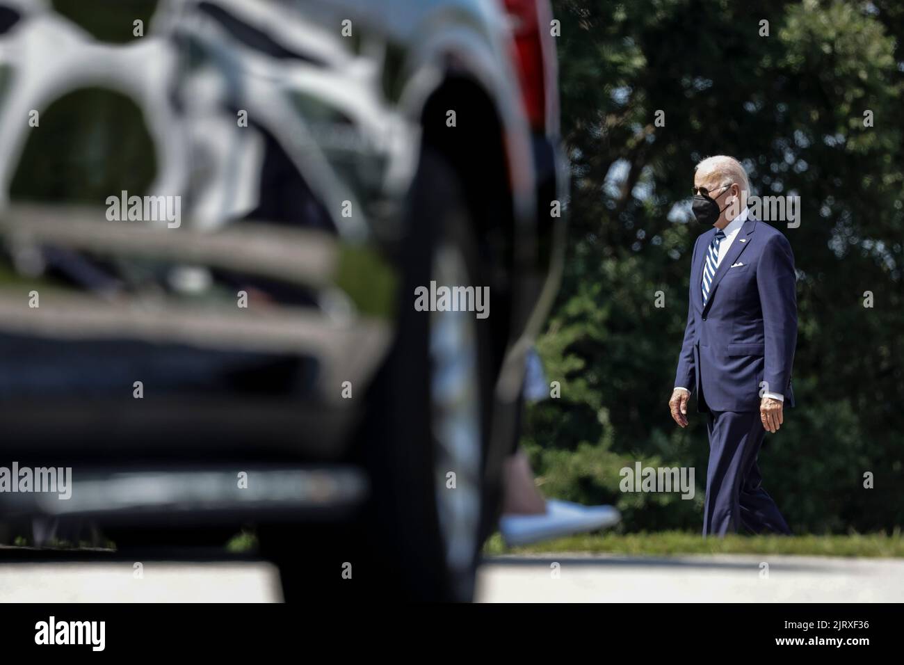 Beltsville, Maryland. 26th ago, 2022. Il Presidente degli Stati Uniti Joe Biden arriva al Servizio Segreto degli Stati Uniti James J. Rowley Training Center a Beltsville, MD, venerdì 26 agosto 2022. Il tasso di approvazione di Biden è salito al 44% nell'ultimo sondaggio Gallup, il più alto in un anno e un nuovo segno che lui e il suo partito stanno guadagnando terreno politico in vista delle elezioni di metà mandato di novembre. Credito: Ting Shen/Pool tramite CNP/dpa/Alamy Live News Foto Stock