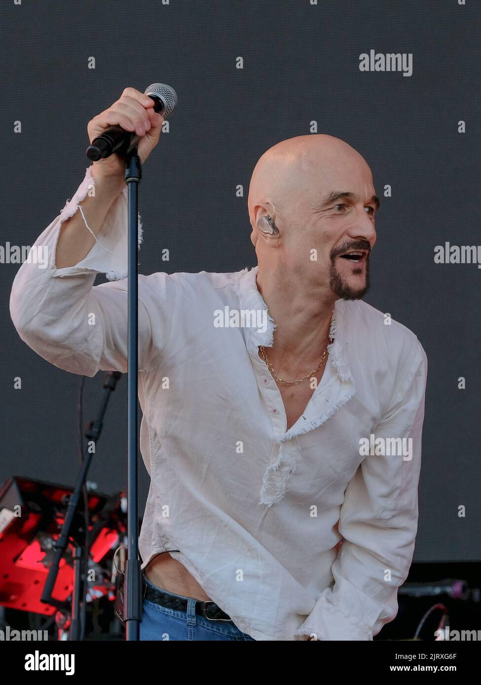 Southsea, Regno Unito. 26th ago, 2022. Il cantante, il cantautore, il ballerino e l'attore Timothy John Booth, noto anche come Tim Booth, e il cantante con la band inglese James, si esibisce dal vivo sul palco al Victorious Festival. Credit: SOPA Images Limited/Alamy Live News Foto Stock