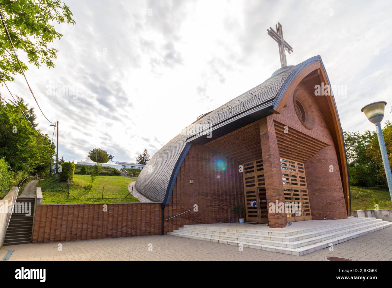 Edificio moderno della chiesa cattolica Arpadasi Szent Margarit Plebania (Santa Margherita d'Ungheria), Sopron, Ungheria Foto Stock