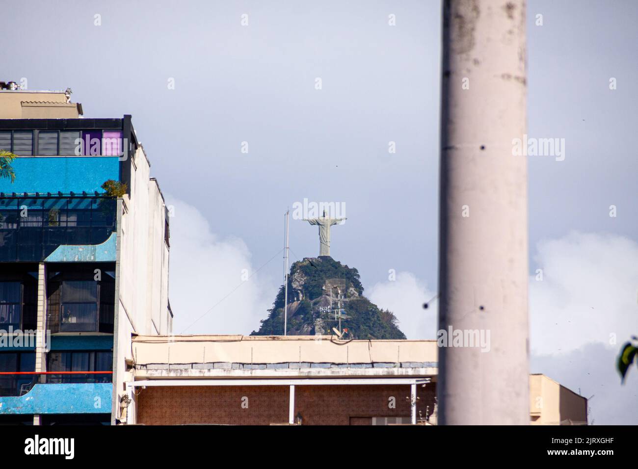 Statua di Cristo Redentore a Rio de Janeiro, Brasile - 7 luglio 2019: Immagine della statua di Cristo Redentore vista da un'angolazione diversa dalla Foto Stock