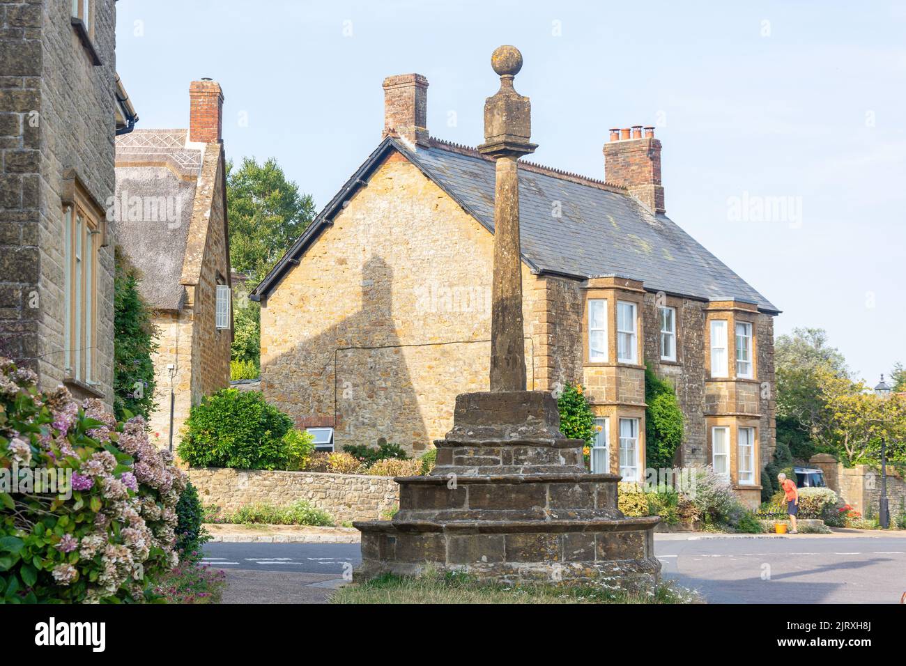 The Village Cross, High Street, Hinton St George, Somerset, Inghilterra, Regno Unito Foto Stock