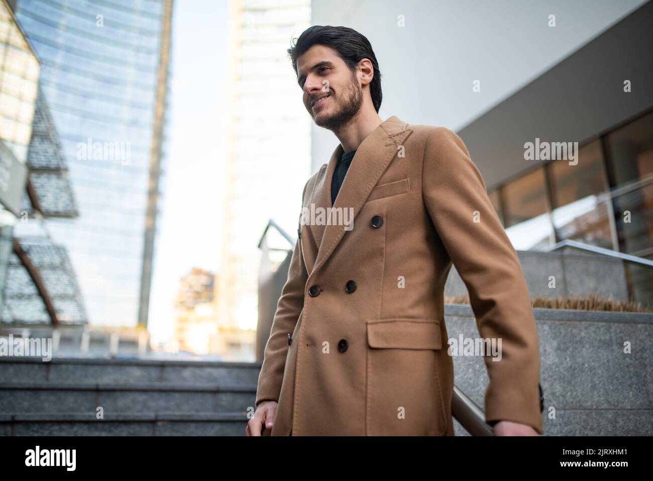 Ritratto di moda all'aperto di un giovane sorridente Foto Stock