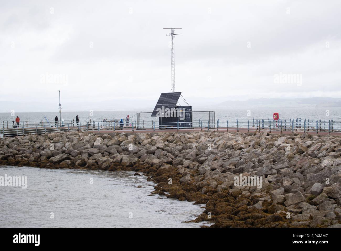 File Image Morecambe, Lancashire, Regno Unito. 24th agosto, 2022. Una delle due stazioni di monitoraggio radar ad aria rapida che sono state installate dagli ingegneri del consiglio comunale di Lancaster per monitorare il movimento delle onde e il trasferimento dei sedimenti a Morecambe Bay in. Per determinare gli effetti dell'ambiente costiero per aiutare a comprendere gli effetti del mare sull'erosione costiera e. Aiuto nello sviluppo del processo di mitigazione e per capire il rischio di allagamento credito: PN News/Alamy Live News Foto Stock