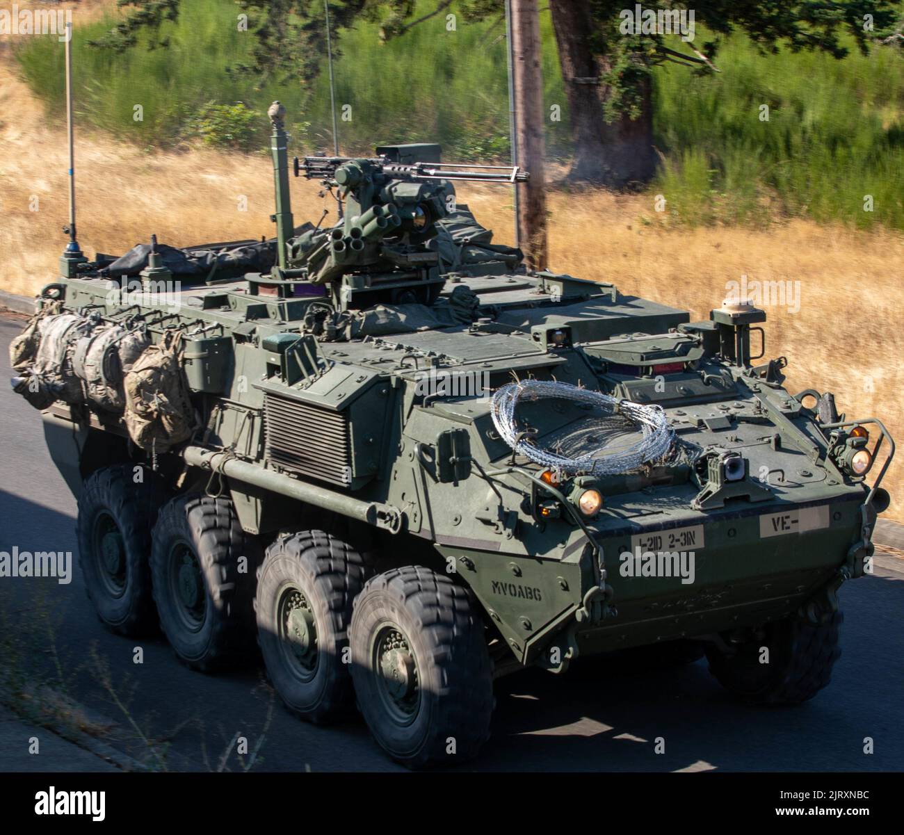 Un veicolo blindato Stryker di 3rd Platoon, Blackhorse Company, 2-3 Infanty Regiment, 1-2 Stryker Brigade Combat Team spara la sua mitragliatrice calibro .50 mentre storming l'obiettivo durante un movimento-a-contatto urban raid esercizio sulla base congiunta Lewis-McChord, Washington, 24 agosto 2022. L'esercizio è stato parte di un evento dimostrativo di due giorni organizzato dall'Ufficio esecutivo del programma dei sistemi di combattimento a terra con l'obiettivo di integrare il feedback dei soldati nello sviluppo di nuove tecnologie di combattimento militare. (STATI UNITI Foto dell'esercito di SPC. Chandler Coats, 5th distaccamento Mobile Public Affairs) Foto Stock