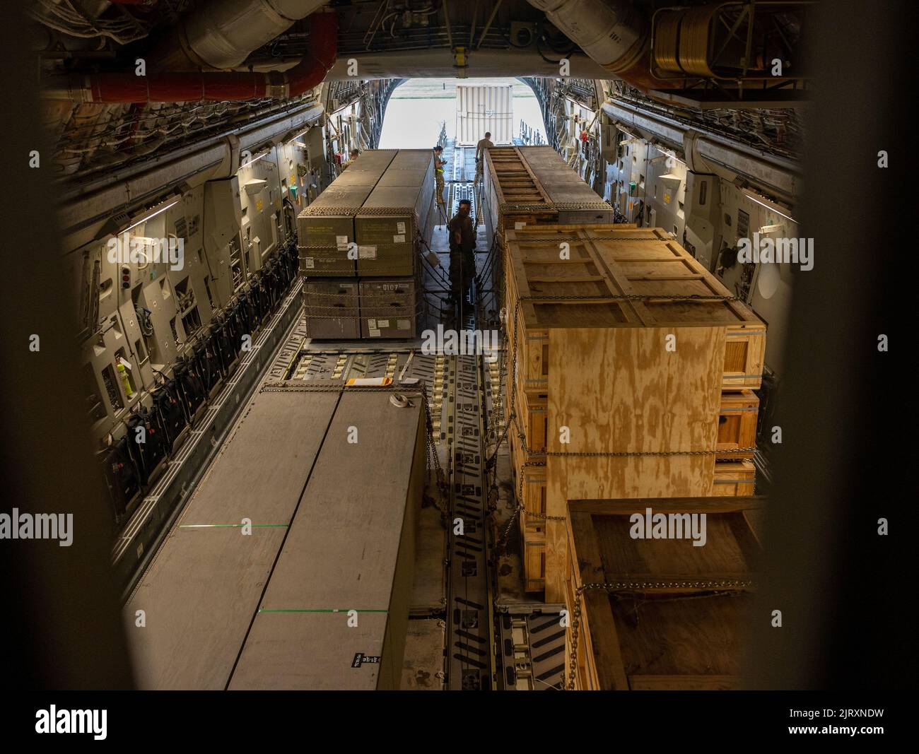 Il carico di armi diretto per l'Ucraina siede su un C-17 Globemaster III durante una missione di assistenza alla base dell'aeronautica militare di dover, Delaware, 19 agosto 2022. Dal 2014, gli Stati Uniti hanno impegnato più di $11,8 miliardi di dollari in aiuti alla sicurezza per l’Ucraina. (STATI UNITI Air Force foto di Senior Airman Cydney Lee) Foto Stock
