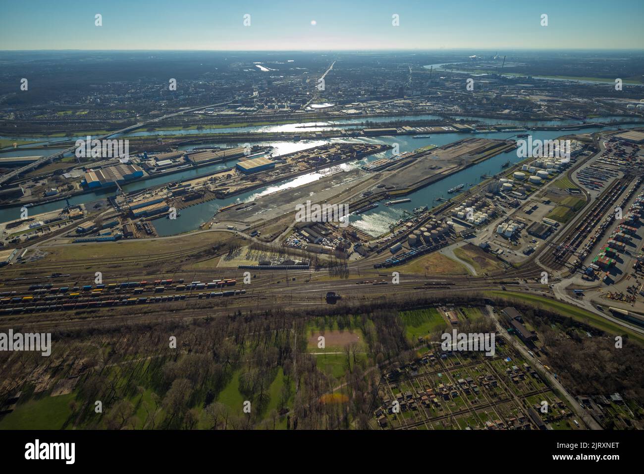 Vista aerea, porto di Duisburg con isola del carbone, costruzione pianificata terminal gateway, ampliamento del riciclaggio europeo del metallo su isola del rottame di metallo, Ruhror Foto Stock