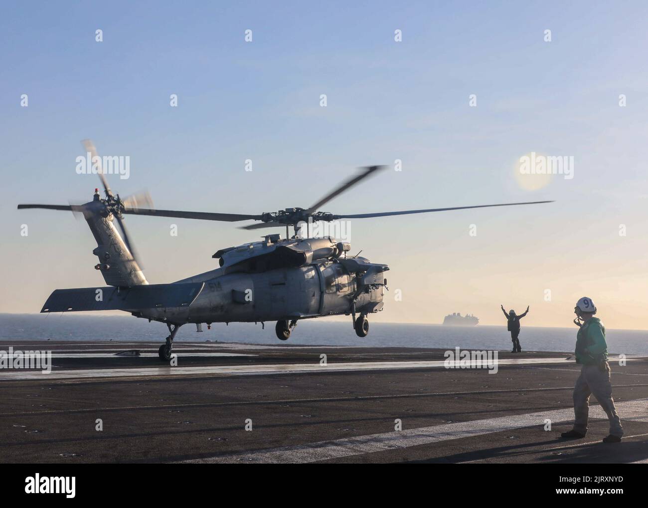 220825-N-EL850-1685 STRETTO DI GIBILTERRA (AGO. 25, 2022) un elicottero MH-60s Nighthawk, attaccato a Helicopter Sea Combat Squadron (HSC) 5, atterra sul ponte di volo della portaerei di classe Nimitz USS George H. W. Bush (CVN 77) mentre la nave transita nello stretto di Gibilterra nel Mar Mediterraneo, 25 agosto 2022. The George H.W. Bush Carrier Strike Group (GHWBCSG) è composto da George H.W. Bush, Carrier Air Wing (CVW) 7, Destroyer Squadron (DESRON) 26, l'Information Warfare Commander e l'incrociatore missilistico guidato di classe Ticonderoga USS Leyte Gulf (CG 55). L'ala dell'aria portante (CVW) 7 IS Foto Stock