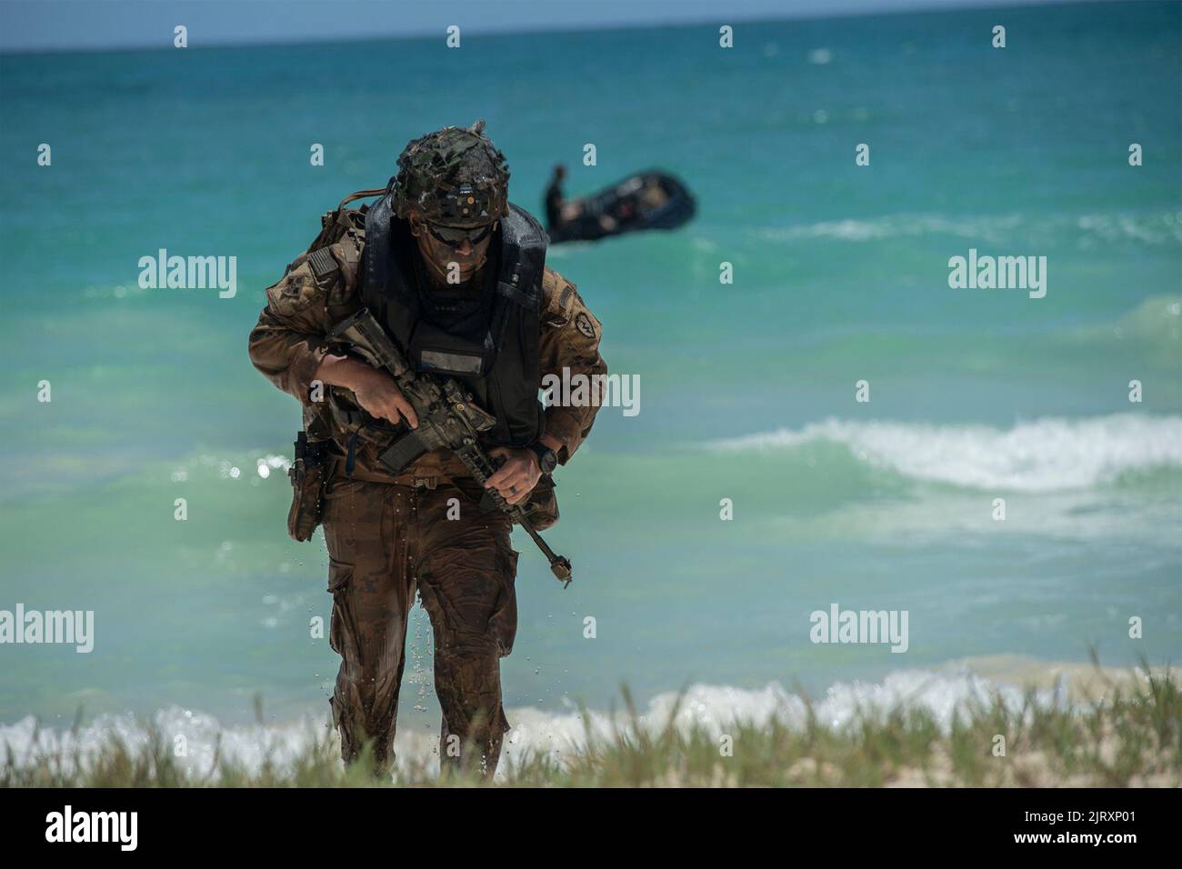 Cavalleria da Ace Troop, 2nd Squadron, 14th Cavalry Regiment, 25th Divisione Fanteria condurre l'inserimento di acqua e pattuglie piede attraverso mantice Field Beach Park 24 agosto 2022. L’inserimento anfibio congiunto con Marines è stato parte di un esercizio multi-echelon di due settimane progettato per convalidare la Brigade Capability Set Integration (CSI), addestrare e certificare società letali, truppe e batterie, ed esercitare la capacità di sostenibilità dei Guerrieri in un campo di battaglia dinamico e complesso contro un nemico che reagisce. (STATI UNITI Foto dell'esercito di: SGT. Thomas Duval classe 1st) Foto Stock