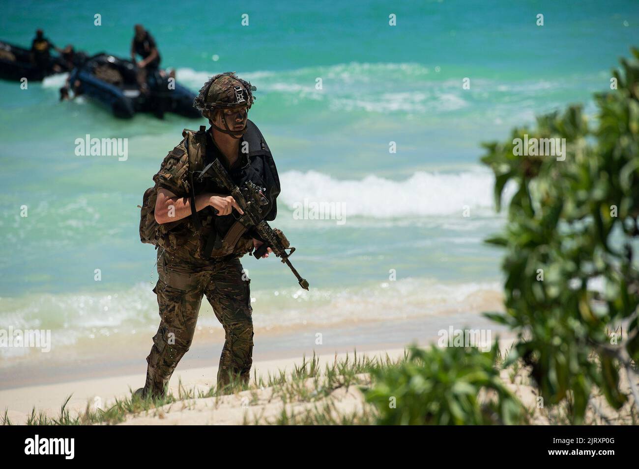 Cavalleria da Ace Troop, 2nd Squadron, 14th Cavalry Regiment, 25th Divisione Fanteria condurre l'inserimento di acqua e pattuglie piede attraverso mantice Field Beach Park 24 agosto 2022. L’inserimento anfibio congiunto con Marines è stato parte di un esercizio multi-echelon di due settimane progettato per convalidare la Brigade Capability Set Integration (CSI), addestrare e certificare società letali, truppe e batterie, ed esercitare la capacità di sostenibilità dei Guerrieri in un campo di battaglia dinamico e complesso contro un nemico che reagisce. (STATI UNITI Foto dell'esercito di: SGT. Thomas Duval classe 1st) Foto Stock