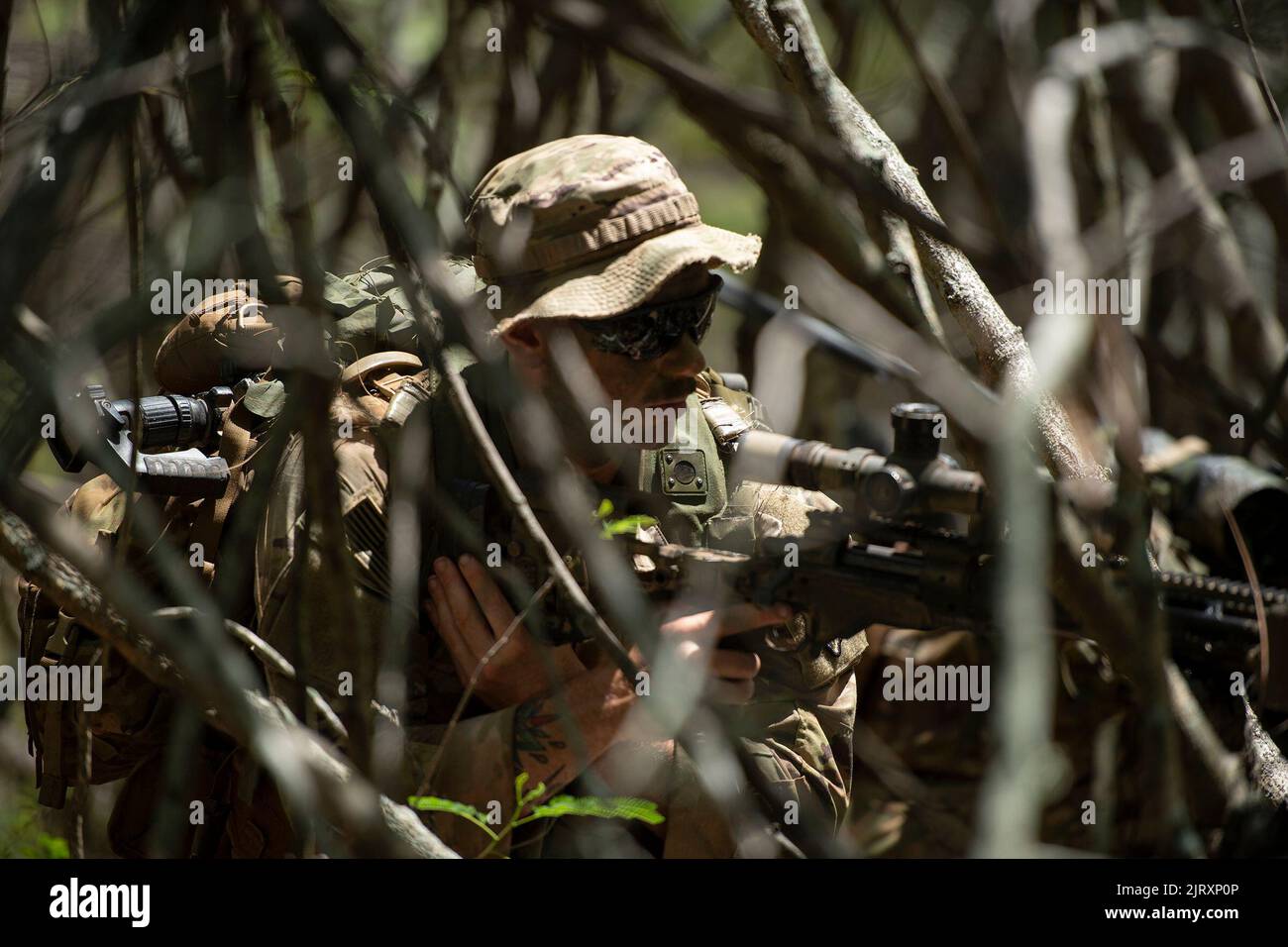 Cavalleria da Ace Troop, 2nd Squadron, 14th Cavalry Regiment, 25th Divisione Fanteria condurre l'inserimento di acqua e pattuglie piede attraverso mantice Field Beach Park 24 agosto 2022. L’inserimento anfibio congiunto con Marines è stato parte di un esercizio multi-echelon di due settimane progettato per convalidare la Brigade Capability Set Integration (CSI), addestrare e certificare società letali, truppe e batterie, ed esercitare la capacità di sostenibilità dei Guerrieri in un campo di battaglia dinamico e complesso contro un nemico che reagisce. (STATI UNITI Foto dell'esercito di: SGT. Thomas Duval classe 1st) Foto Stock