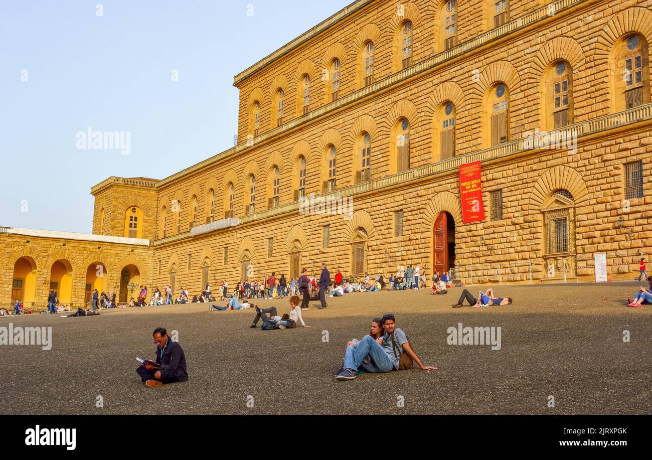 Le persone che si rilassano di fronte a Palazzo Pitti a Firenze Foto Stock