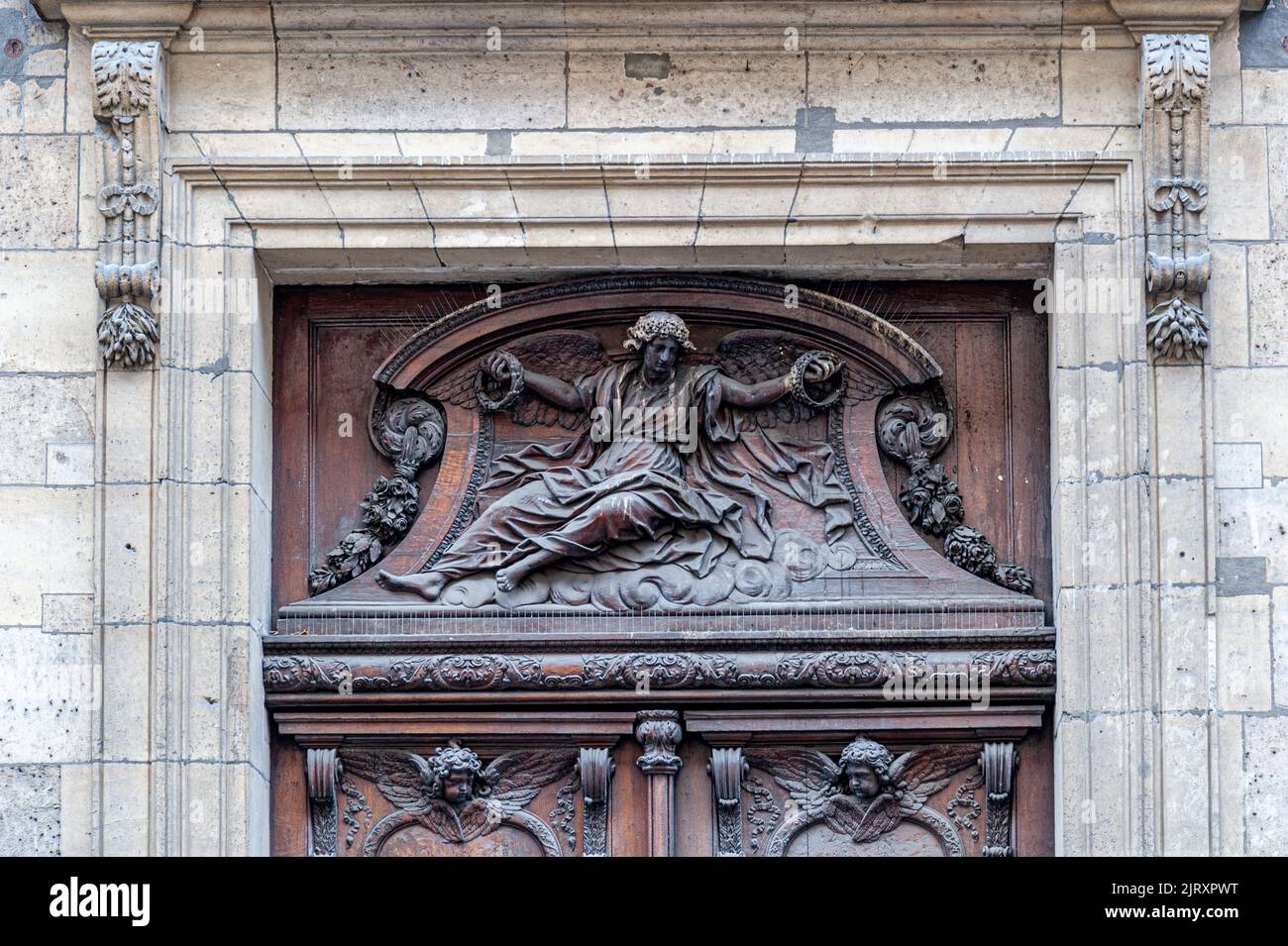 Pannello scolpito sopra le porte d'ingresso a Crypte Saint Germain, 23 rue des Bernardines. Parigi, Francia. Foto Stock