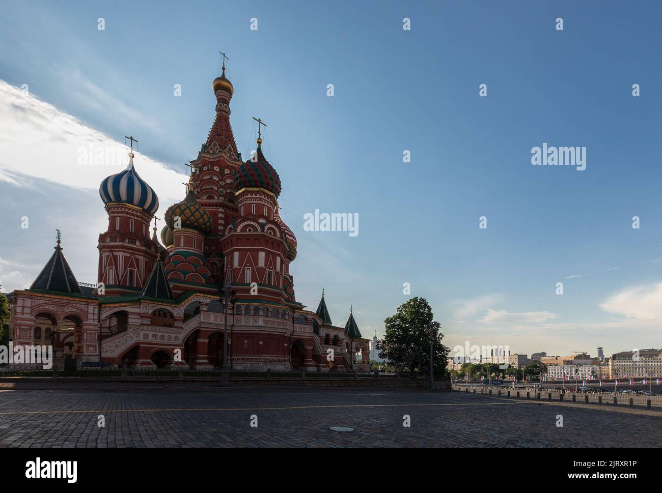 Mosca, Russia, 6 giugno 2022: Paesaggio mattutino intorno alla Piazza Rossa e al Cremlino. Mattina presto di caldo giorno estivo soleggiato nel centro di Mosca c Foto Stock