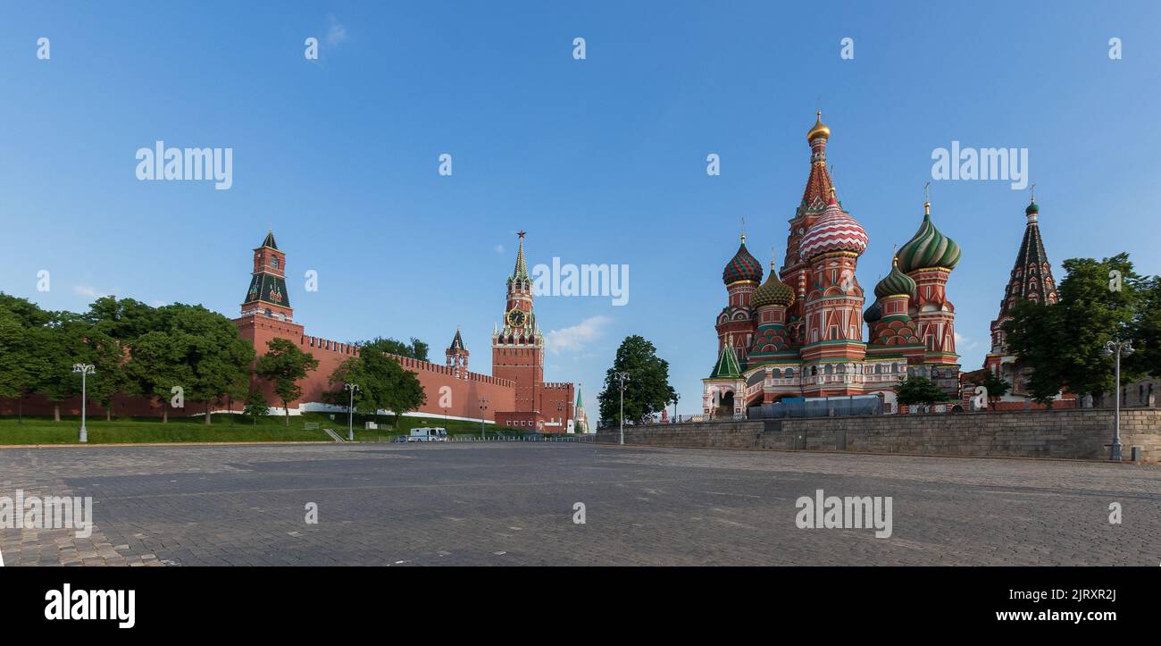 Mosca, Russia, 6 giugno 2022: Paesaggio mattutino intorno alla Piazza Rossa e al Cremlino. Mattina presto di caldo giorno estivo soleggiato nel centro di Mosca c Foto Stock