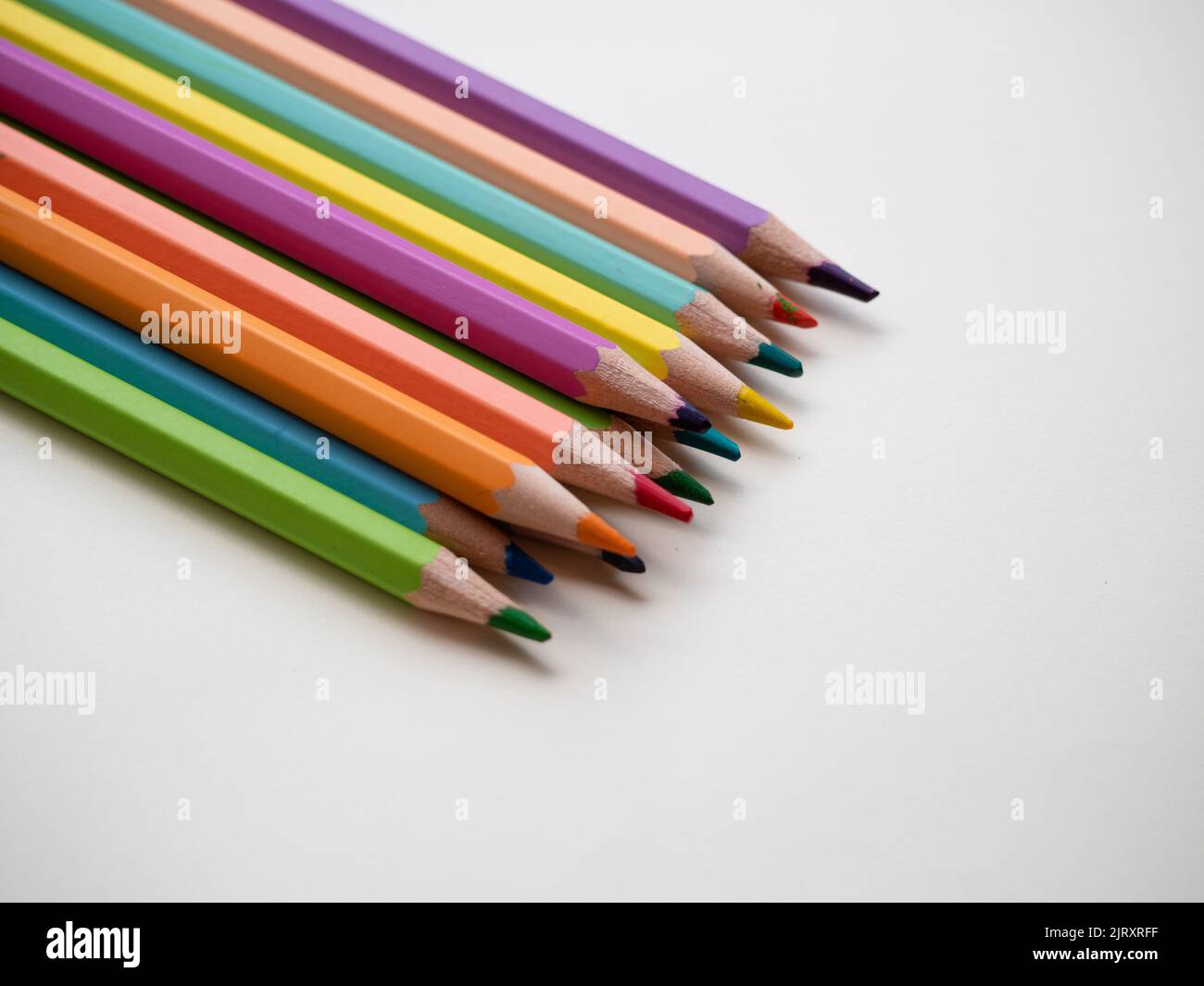 Forniture di disegno: colori assortiti matite, isolati su sfondo bianco Foto Stock