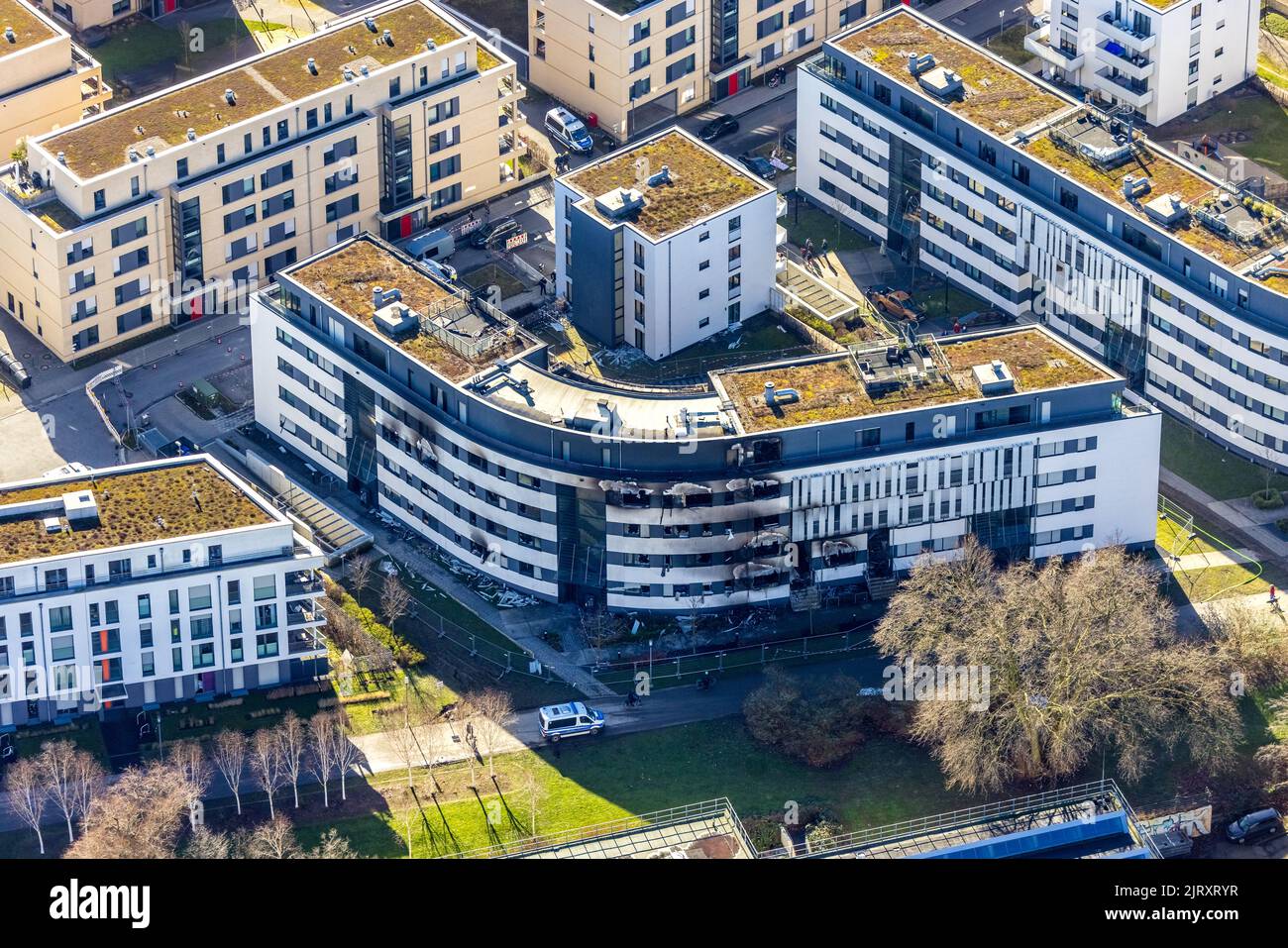 Vigili del fuoco, vista aerea della casa bruciata nel Bargmannstraße Mercoledì 23 febbraio 2022 a Essen. Nella notte a Lunedi un completo a parte Foto Stock