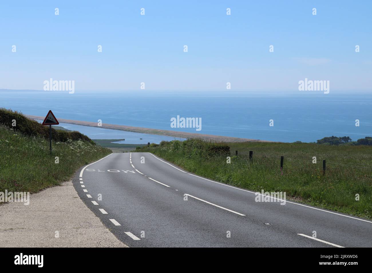 Guardando giù su Chesil Beach dalla strada in una bella giornata estiva a Dorset, Inghilterra Foto Stock