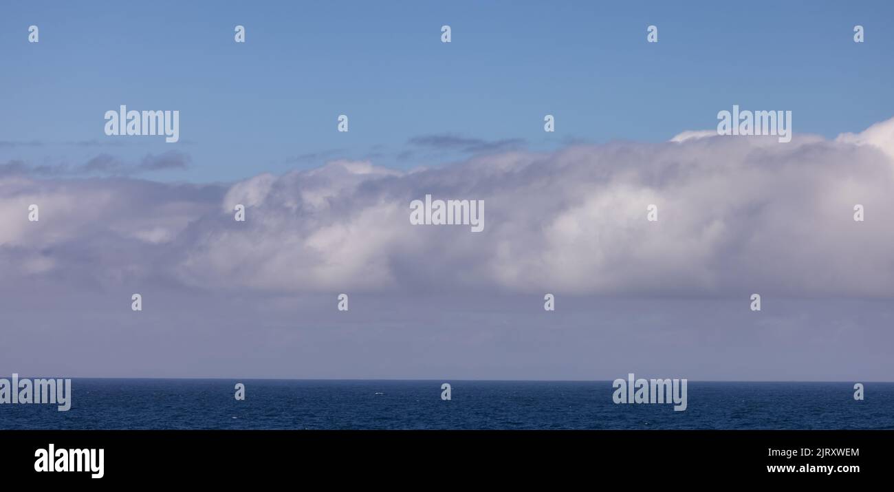 Paesaggio nuvolato sull'Oceano Pacifico sulla costa occidentale del Canada Foto Stock