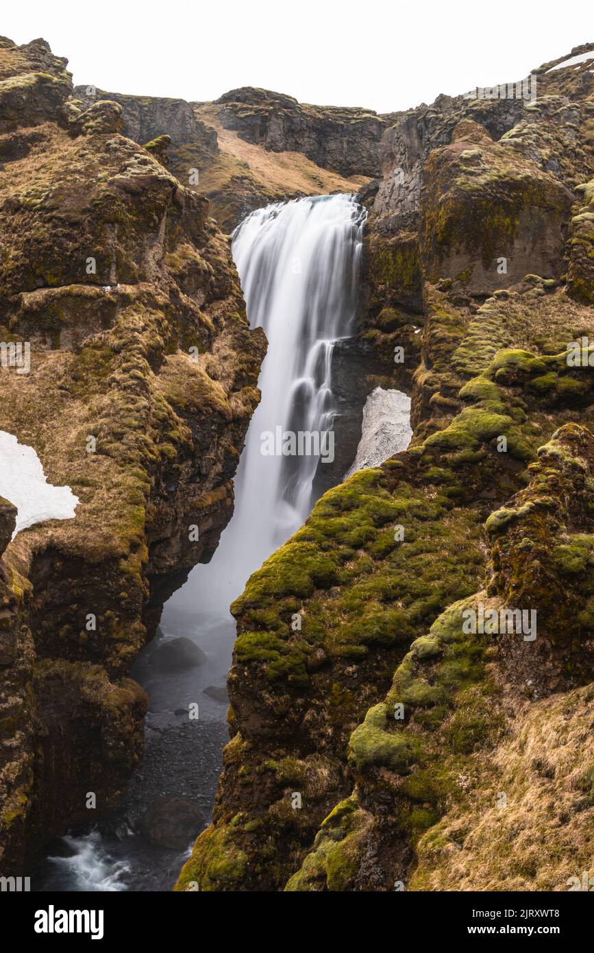 La bella cascata nascosta Skálabrekkufoss che si tuffa nel suo canyon, Laugavegur sentiero escursionistico, Islanda Foto Stock