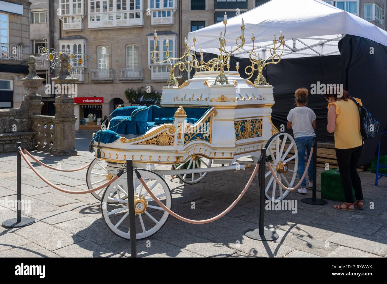 Il Santuario della Vergine durante il Festival annuale al di fuori della Chiesa di Igrexa da Virxe Peredrina a Pontevedra Galizia Spagna Foto Stock